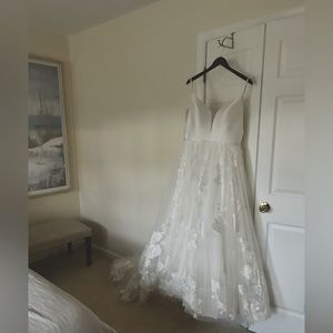 Essence of Australia, “Daisy” wedding dress.